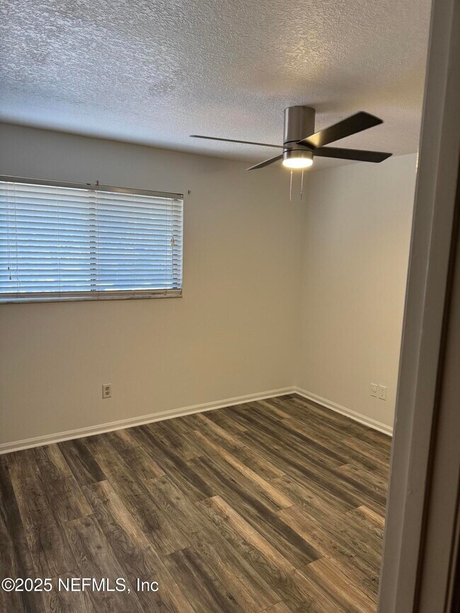 Building Photo - 3801 Crown Point Rd