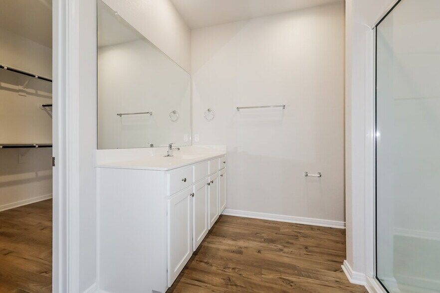 Building Photo - 16430 Honeysuckle Hl Dr