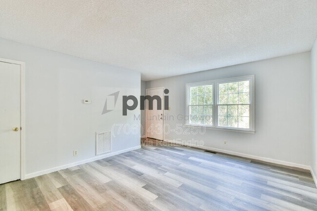 Building Photo - 42 Greenwood Cir