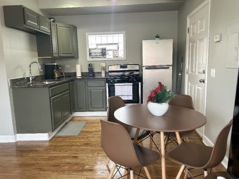 Building Photo - 3034 W Montrose Ave