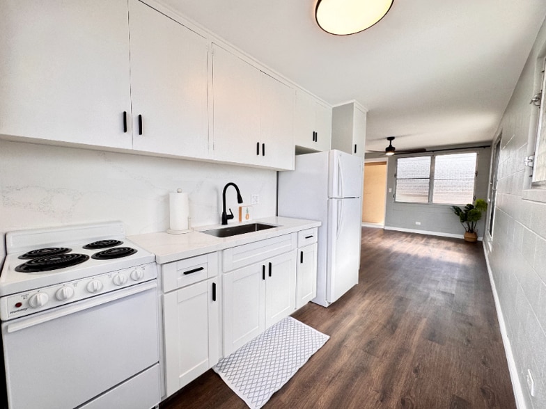 Primary Photo - 722 University Ave