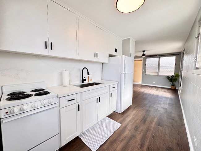 Building Photo - 722 University Ave