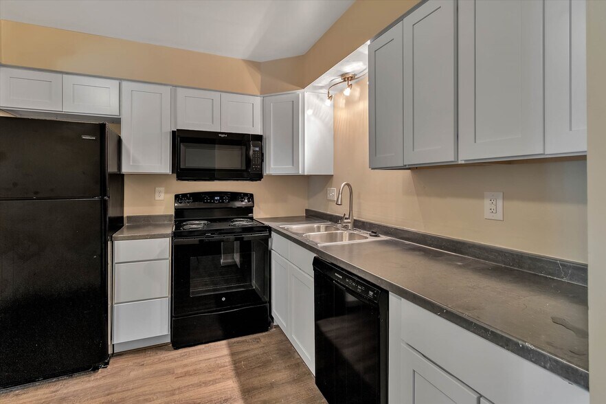 Country Club Park Apartments (320 S. Drake... 320 S Drake Rd