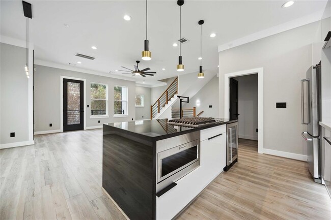 Building Photo - 602 W 28th St