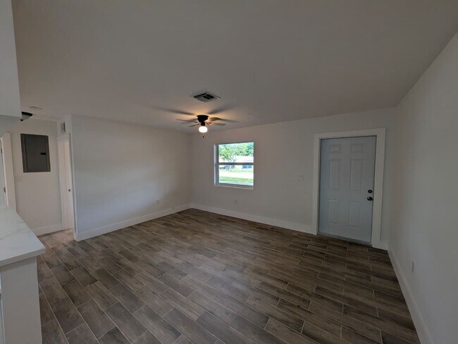 Building Photo - Bright & Updated Rental Near Downtown Fort Lauderdale