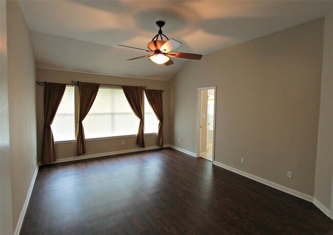 Building Photo - 500 Sophie Ct