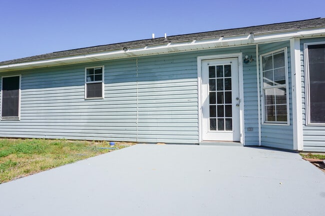 Building Photo - 6 Flora Cove