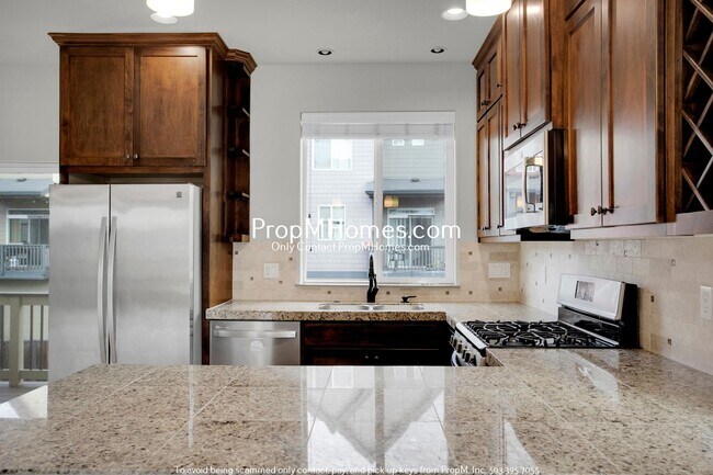 Building Photo - Gorgeous Four Bedroom Townhome in Orenco!