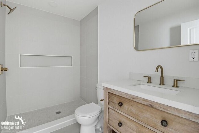 Building Photo - Beautifully Renovated 3Bdm 2Ba Apartment Home in San Diego!