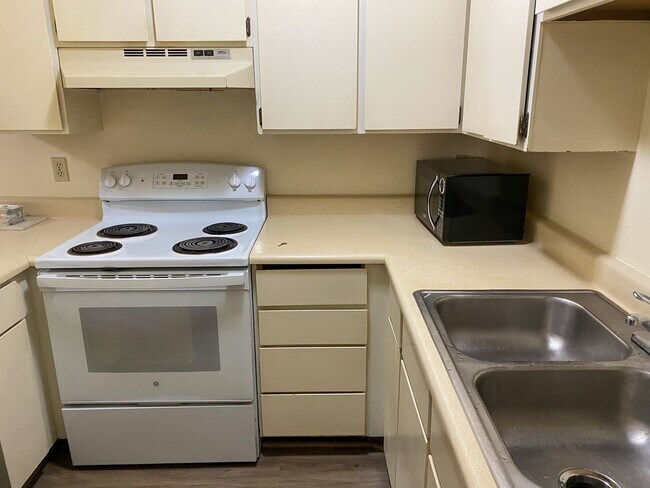 Building Photo - Cozy 2 Bedroom Apartment