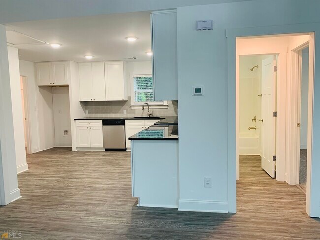 Building Photo - 105 Oak St