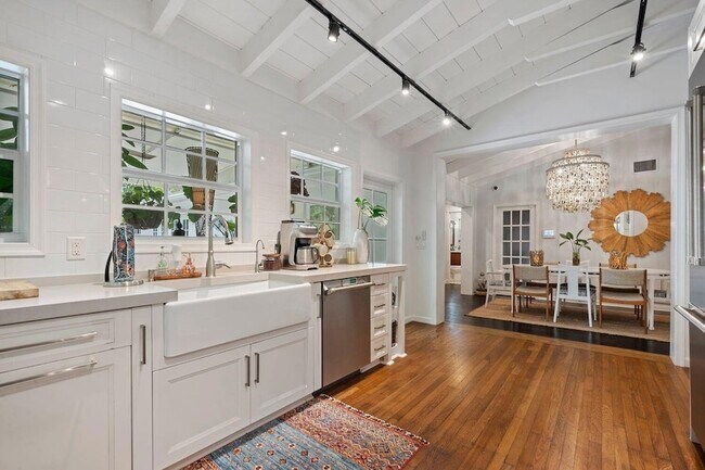 Building Photo - 302 NW 16th St