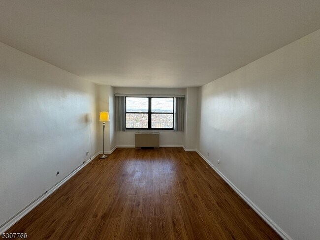 Building Photo - 285 Aycrigg Ave