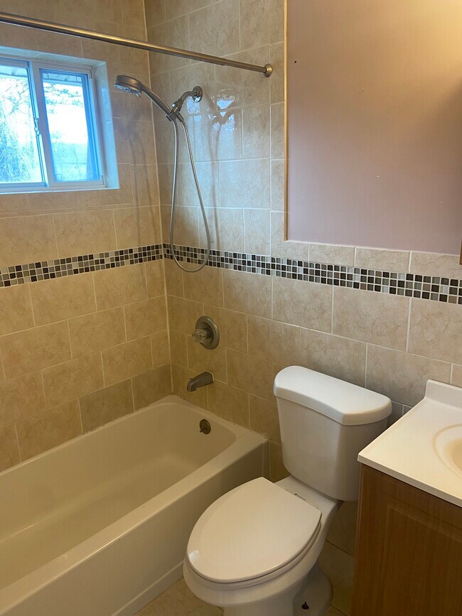 Bathroom - 371 Lakeland Ave