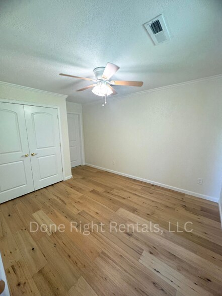 Building Photo - 390 E Noel Dr
