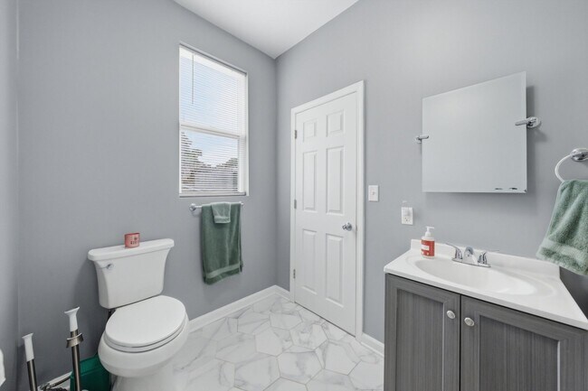 Building Photo - 437 W 44th Pl