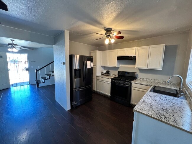 Building Photo - 2 Story, 2 Bedrooms, 2 Bath home with larg...