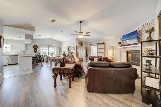 Building Photo - 707 Plantation Cir