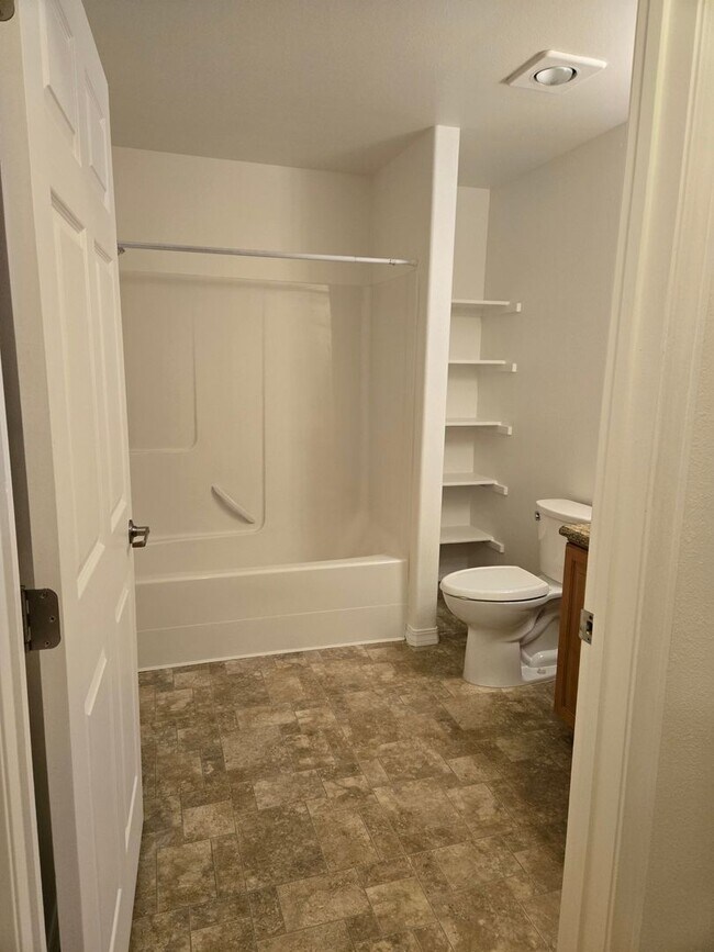 Building Photo - Beautiful Second-Floor Condo in Promenade Post Falls