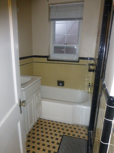Building Photo - 1559 Beacon St