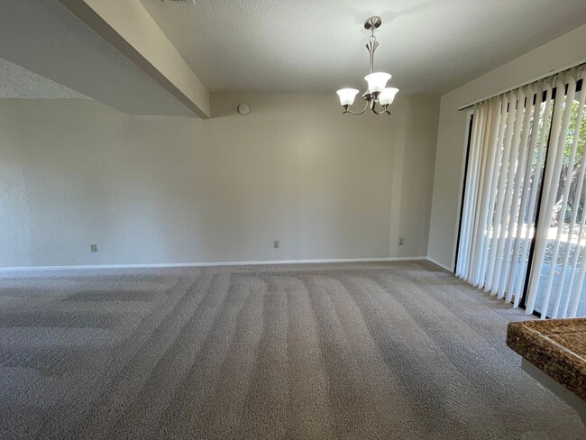 Building Photo - Spacious & Bright 3-Bedroom, 2 and 1/2 Bat...