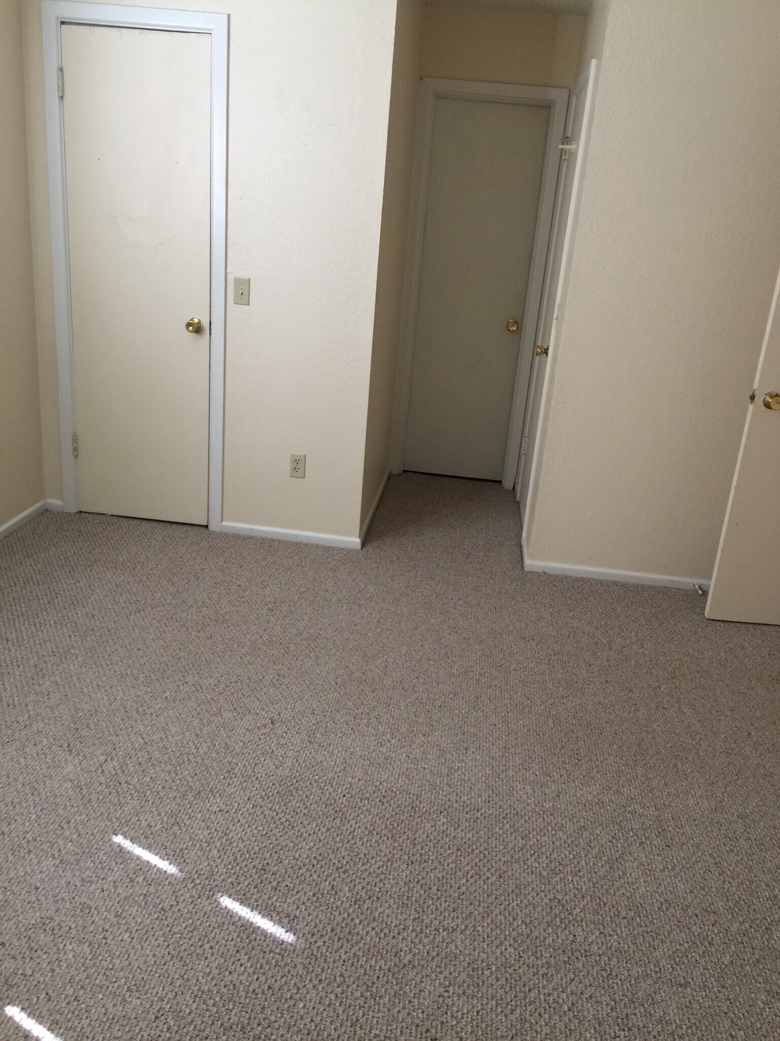 Master bedroom with 2 closets - 4123 Villa Dr
