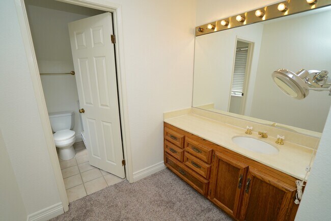 Building Photo - Old Orchard 1 - 4 Bedroom Home in Valencia!