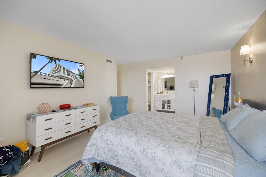Building Photo - 3200 Collins Ave