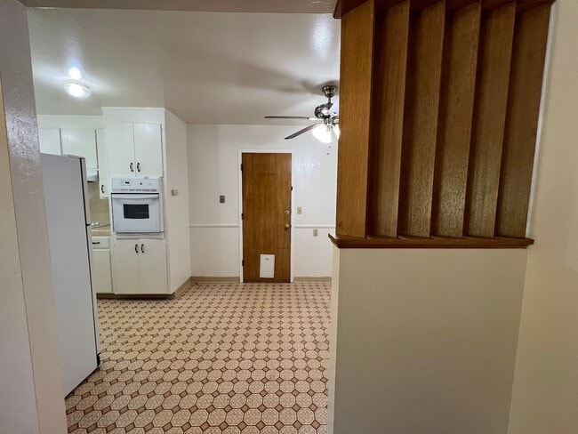 Building Photo - Clean, Private 2BD/1BA Duplex with Garage ...
