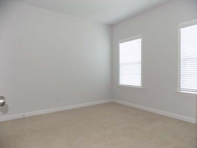 Building Photo - 121 Wineberry Wy
