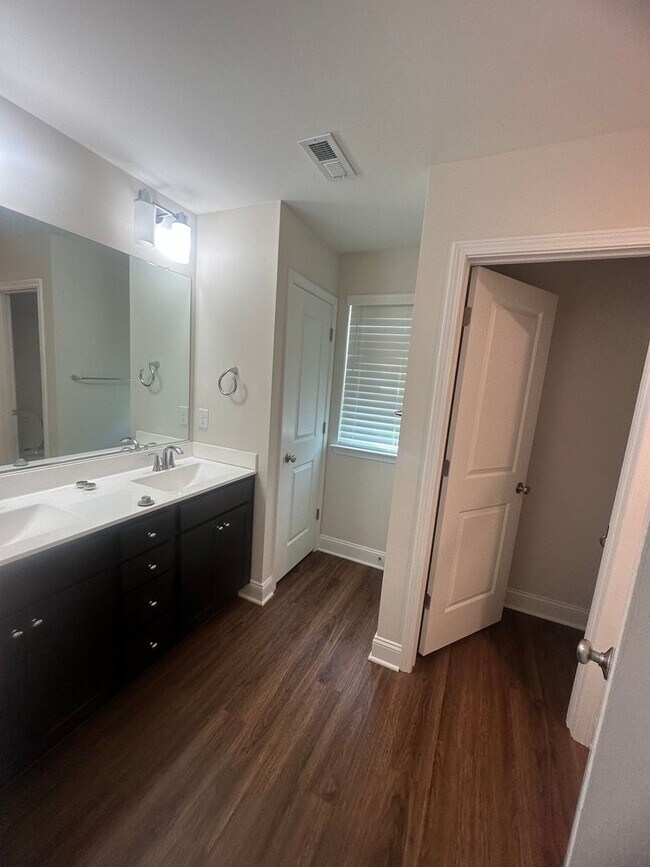 Building Photo - Spacious 4BR 3BA home in Northern Greensboro