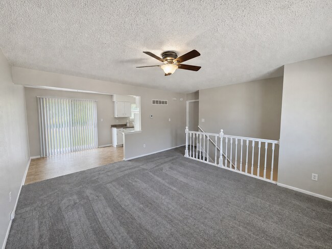 Building Photo - Spacious 3 Bed, 2 Bath Split-Level Duplex with Garage in Lee's Summit!