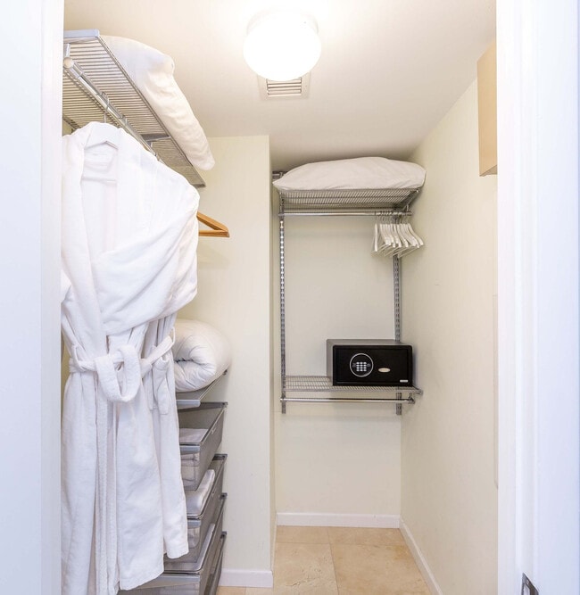 Building Photo - 485 Brickell Ave