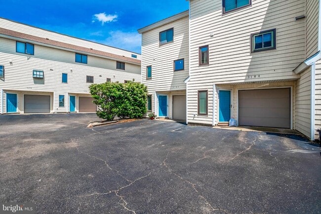 Building Photo - 3182 E Ocean View Ave