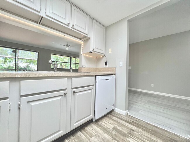 Building Photo - 8805 Lateen Ln