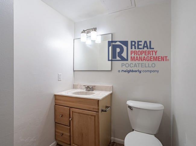 Building Photo - 5 Bedroom Home - University Area - Must See - Pet (dog) Negotiable