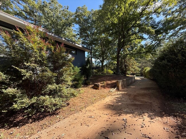Building Photo - Luxurious 4BD, 3BA Raleigh Home with Fence...