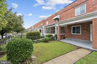 Building Photo - Charming 2-Bedroom Townhome Beautifully Updated and Convenient