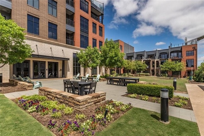 Building Photo - 345 NE 4th St