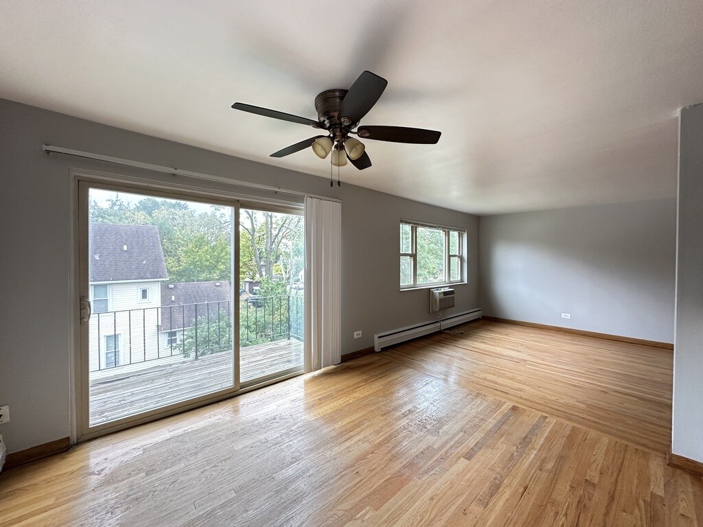 Building Photo - 1026 S River Rd