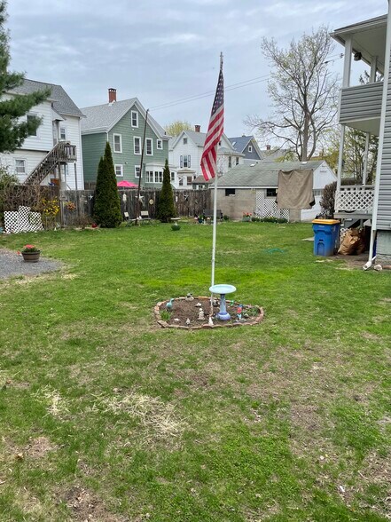 Spacious backyard - 49 W Oreilly St