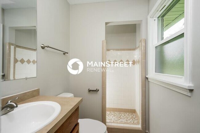 Building Photo - 3 Bedroom Pet-Friendly Home in LOUISVILLE, KY with Main Street Renewal