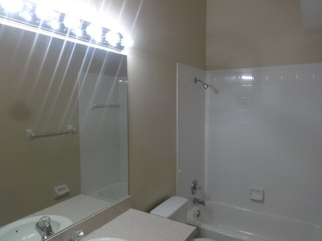 Building Photo - 2465 Saint Pauls Dr