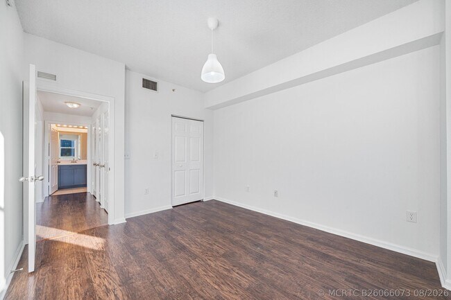Building Photo - 533 NE 3rd Ave