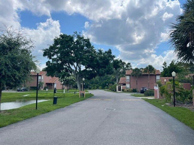 Building Photo - 614 Grenadine Ct