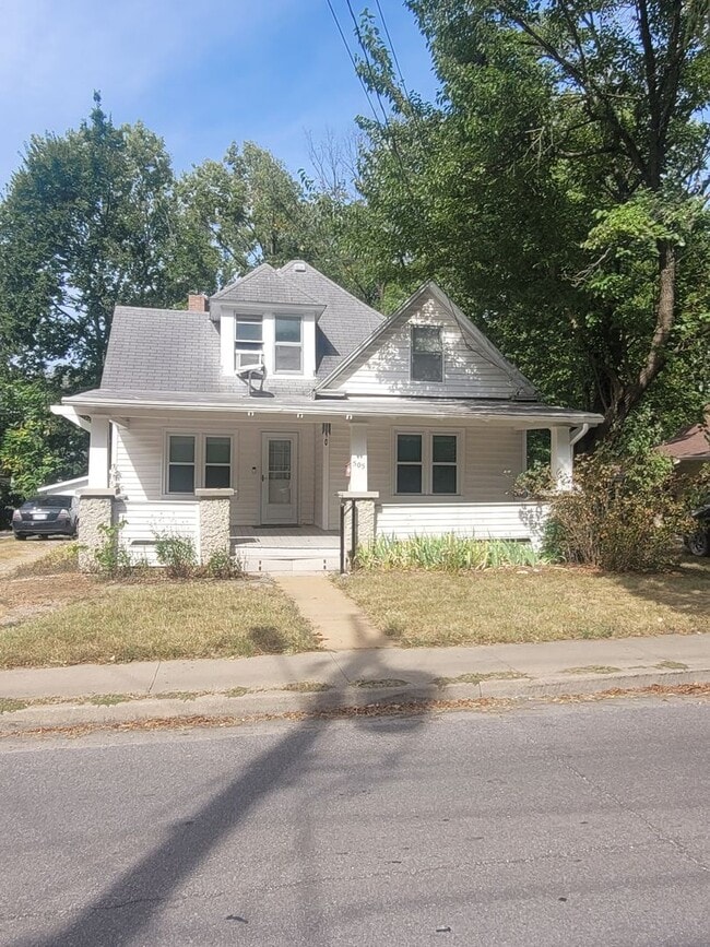 Building Photo - Spacious Home-Benton Stephens Neighborhood