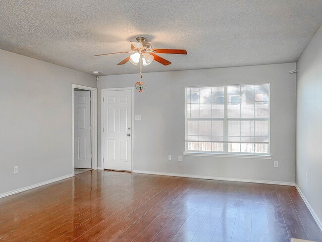 Building Photo - Beautiful Home Available 08/10!