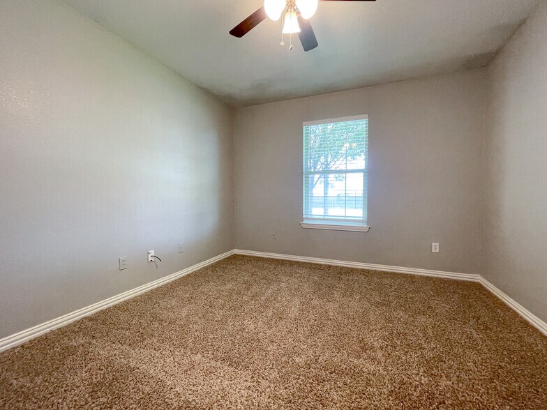 Building Photo - 109 Red Oak Rd