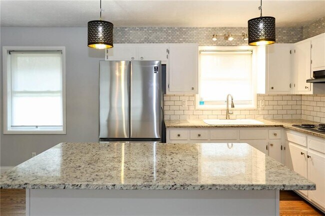 Building Photo - 667 Tara Cir SE