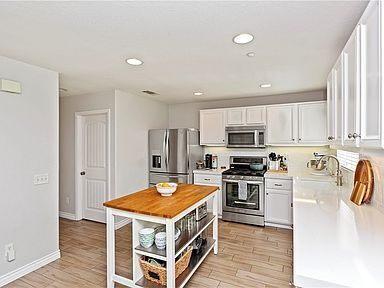 Building Photo - Recently updated, 3 bed 3 bath highly desi...